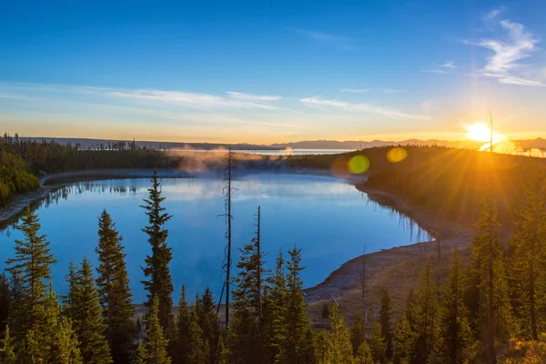 Yellowstone au lever du soleil — Photo