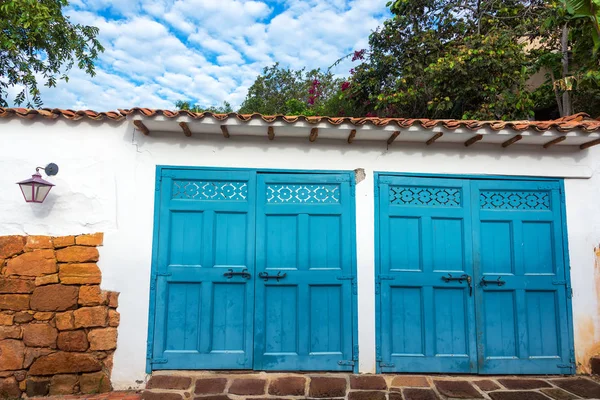 Portas de garagem azul — Fotografia de Stock