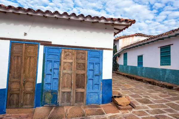 Viejas puertas rústicas y arquitectura colonial — Foto de Stock