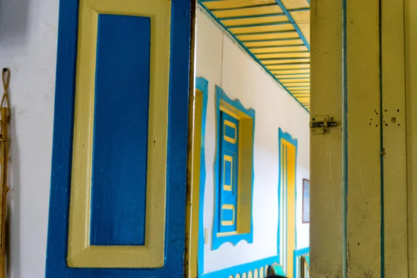 Kolorowe drzwi i korytarz — Zdjęcie stockowe