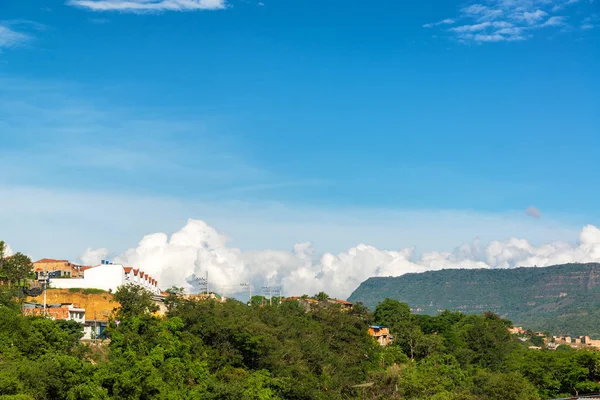 Casa en una colina vista — Foto de Stock