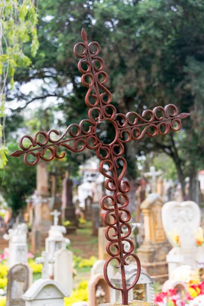 Altes rostiges Kreuz — Stockfoto