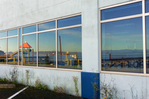 Venster reflectie in Astoria — Stockfoto