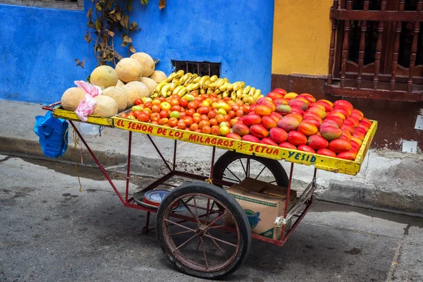 カルタヘナで果物カート — ストック写真