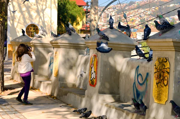 Girl and pigeons in Valparaiso, Chile — Stock Photo, Image