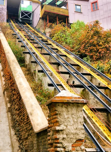 La funicolare scala la collina di Valparaiso, Cile — Foto Stock