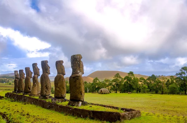 Moai et paysage de l'île de Pâques — Photo