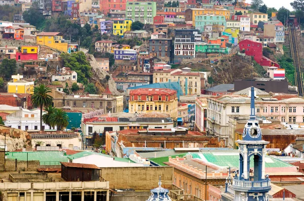 Uitzicht over de oude stad van Valparaíso, Chili van onderen — Stockfoto