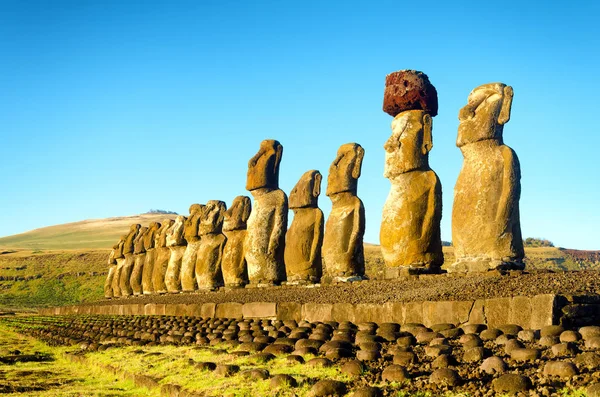 Moai και μπλε ουρανό — Φωτογραφία Αρχείου