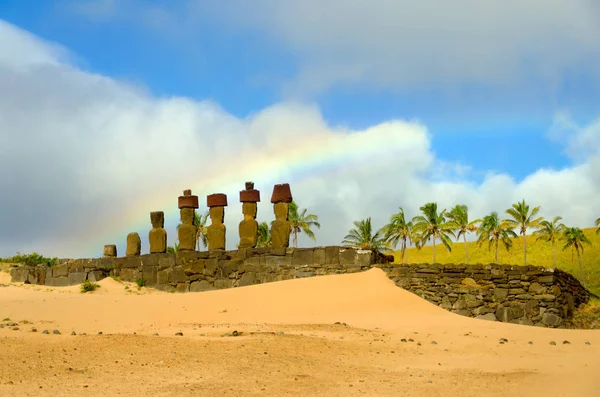 Moai, arena y arco iris — Foto de Stock