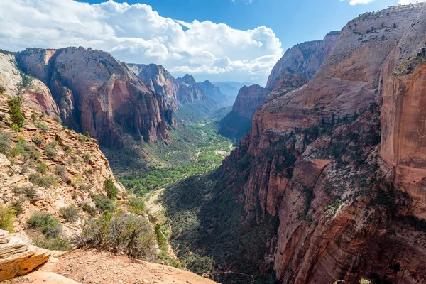 Vista hacia abajo Zion Canyon — Foto de Stock