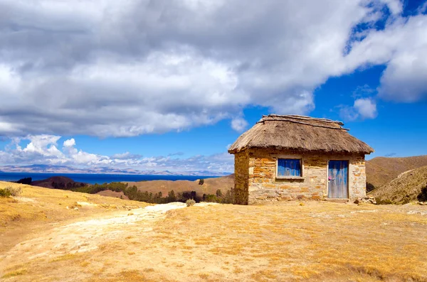 Pequeña cabaña en la isla del sol — Foto de Stock
