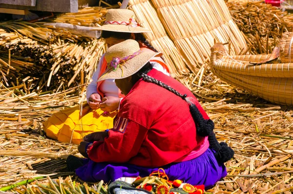 Mujeres haciendo artesanías — Foto de Stock