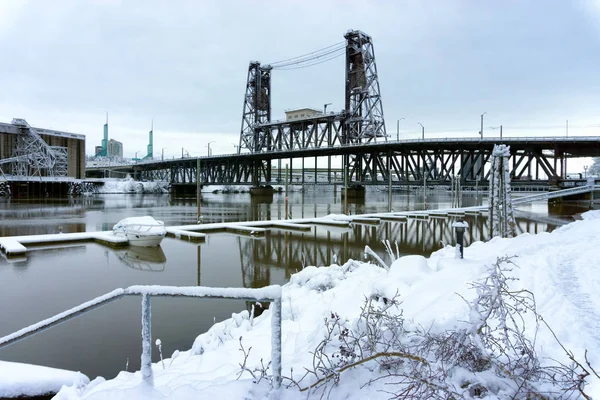 Tiefschnee und Stahlbrücke — Stockfoto