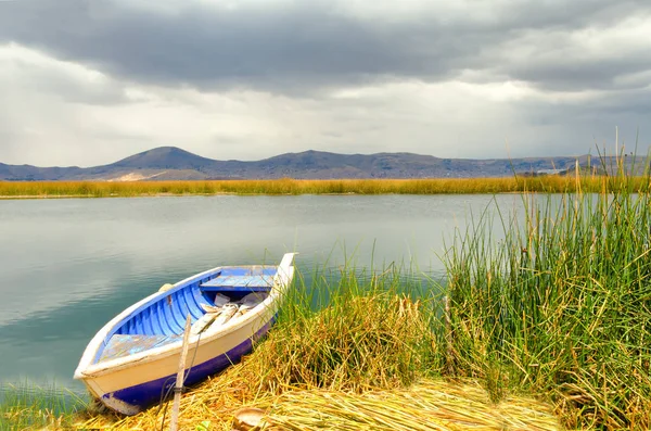 Tekne ve yüzen ada — Stok fotoğraf