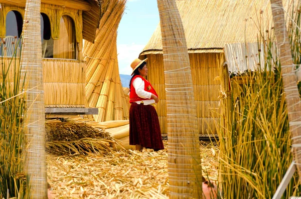 Uros flotante isla mujer —  Fotos de Stock