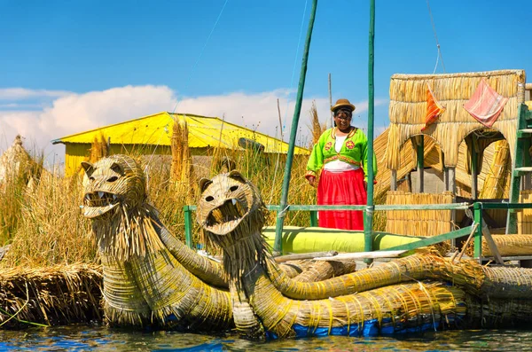 Woman on Lake Titicaca — Stock Photo, Image