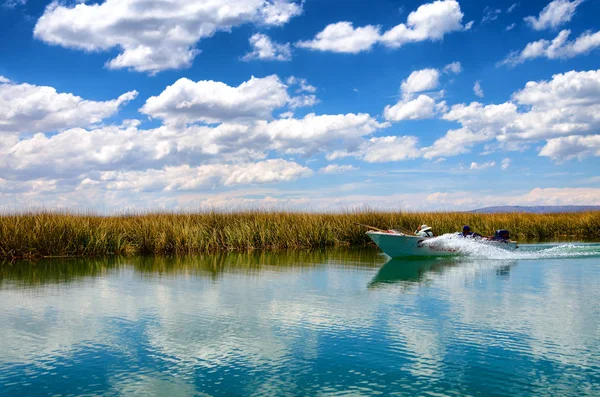 Loď na jezeře Titicaca — Stock fotografie