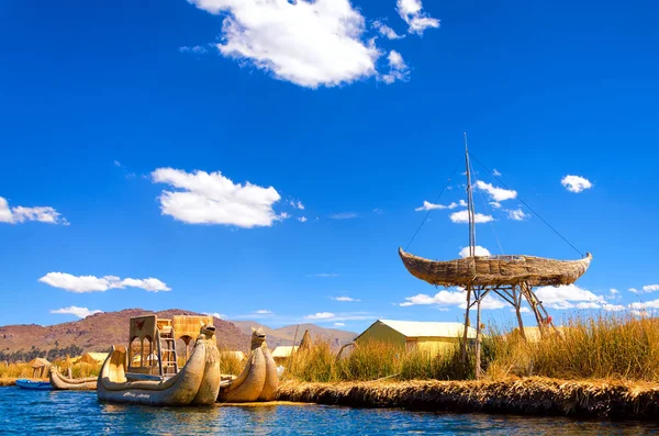葦の船とリード島 — ストック写真