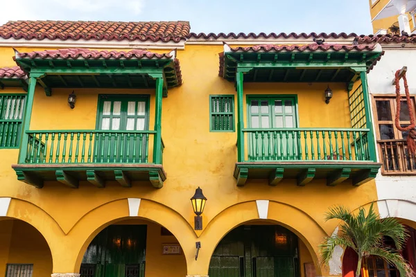 Sarı ve yeşil sömürge Architectutre — Stok fotoğraf