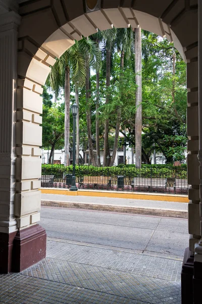 Arch och Plaza de Bolivar — Stockfoto