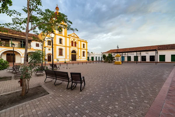 Plaza och kyrkan i Mompox — Stockfoto