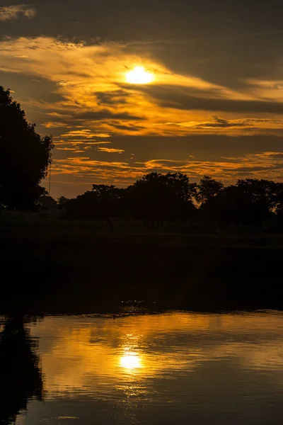 Magdalena folyó Sunrise függőleges — Stock Fotó