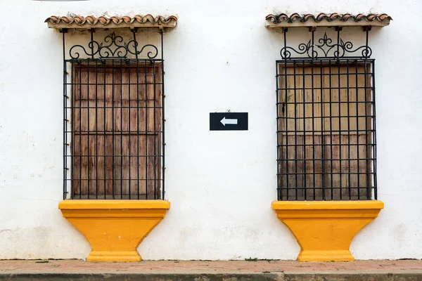 Старые колониальные окна в Момпоксе, Колумбия — стоковое фото