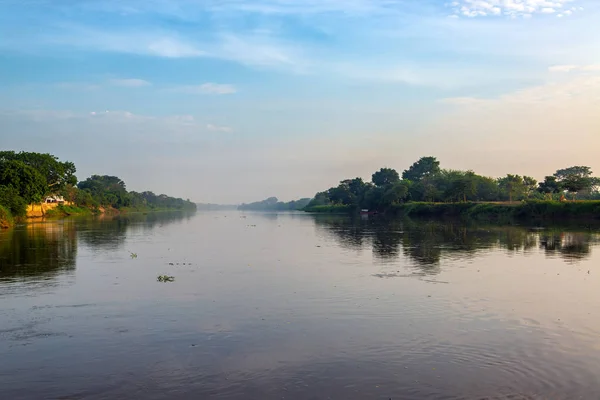 Río Magdalena temprano en la mañana —  Fotos de Stock