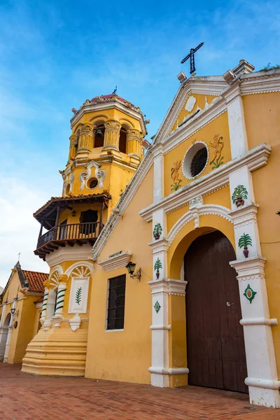 Iglesia Santa Bárbara y Cielo Azul — Foto de Stock