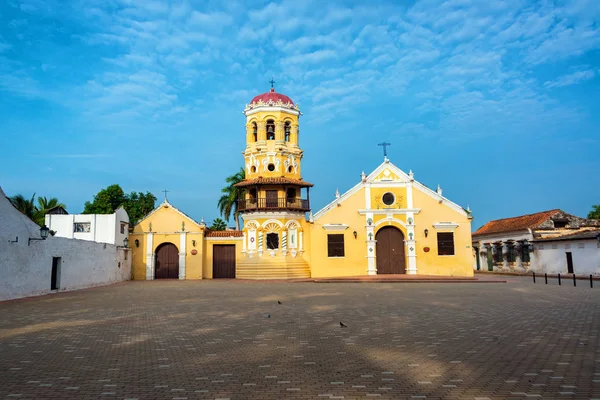 Plaza y Vista a la Iglesia — Foto de Stock