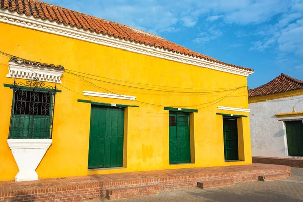 Architecture coloniale jaune et verte — Photo