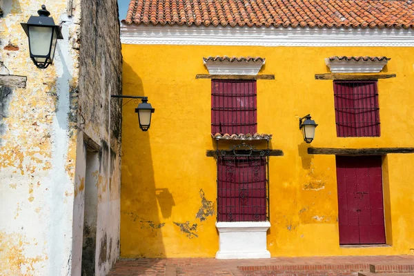 Żółte i czerwone kolonialnej architektury — Zdjęcie stockowe
