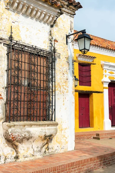 Yellow, Red, and White Colonial Architecture — Stock Photo, Image