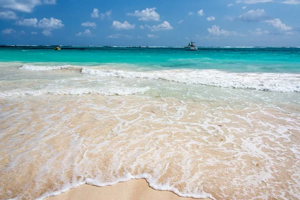 Praia e Mar Idílico — Fotografia de Stock