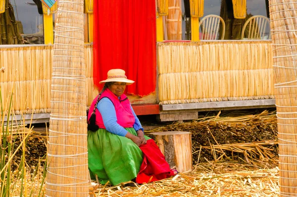 Žena na jezeře Titicaca — Stock fotografie