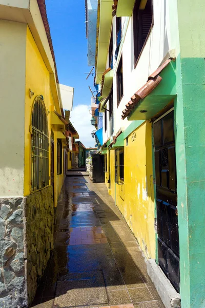 Ruelle colorée dans le quartier Las Penas à Guayaquil, Équateur — Photo