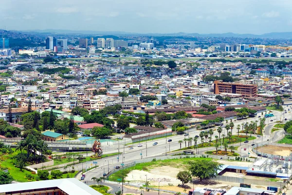 城市景观的最大的城市，在厄瓜多尔瓜亚基尔视图 — 图库照片