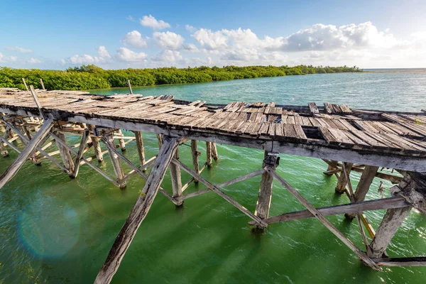 Viejo puente abandonado — Foto de Stock