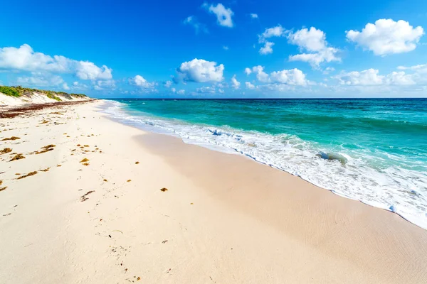 Stranden och turkos vatten — Stockfoto