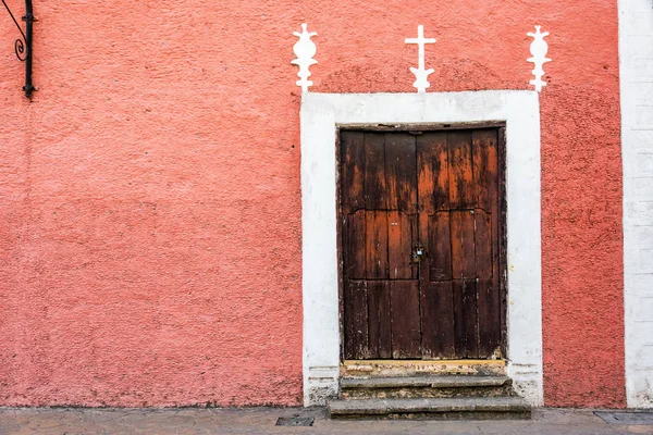 Colonial Building and Door — Stock Photo, Image