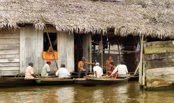Groep mensen in Iquitos — Stockfoto
