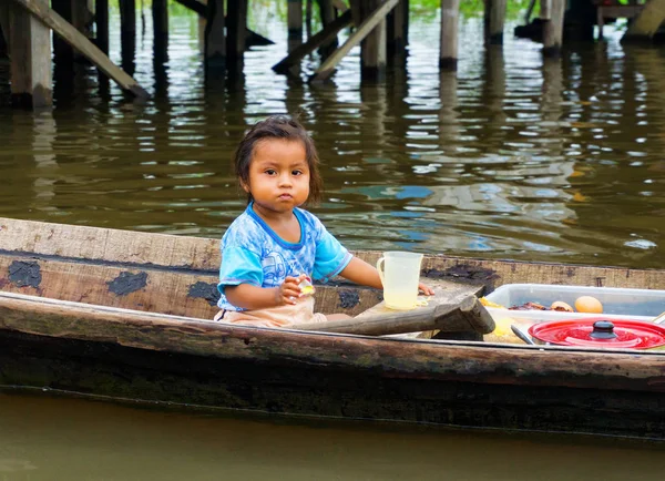 Chica joven en una canoa — Foto de Stock