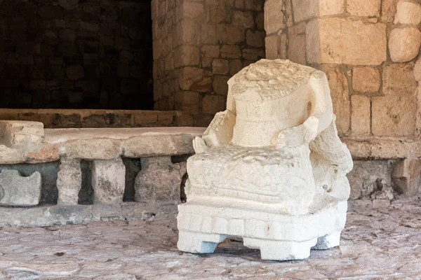 Estatua sin cabeza en ruinas mayas — Foto de Stock