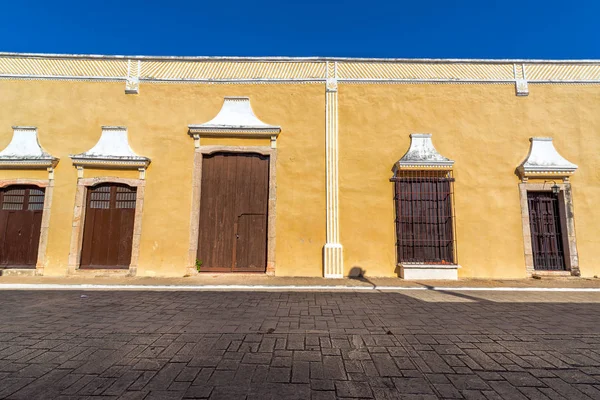 Žlutá budova koloniální Valladolid — Stock fotografie