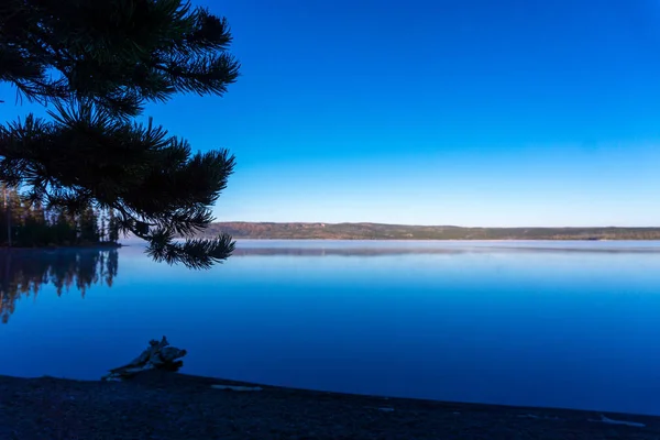 Lewis Lake brzy ráno — Stock fotografie