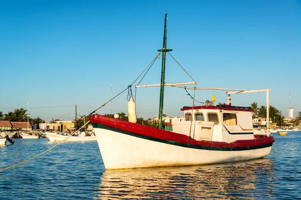 Tekne ve Rio Lagartos yansıması — Stok fotoğraf