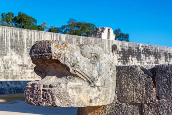 Cabeça de cobra em Chichen Itza — Fotografia de Stock