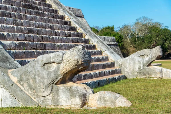 Cabeças de cobra Chichen Itza — Fotografia de Stock