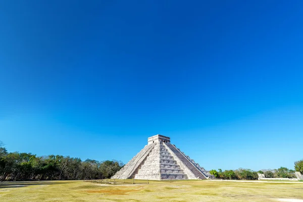 Chichen Itza vista de ângulo largo — Fotografia de Stock